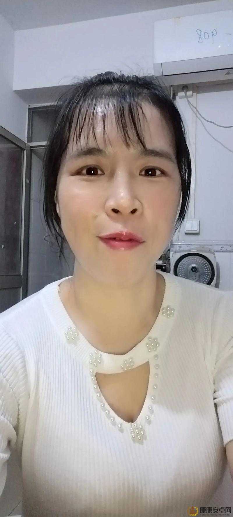 Chinese少妇 BBw 毛耸耸：一位丰满成熟的中国女性